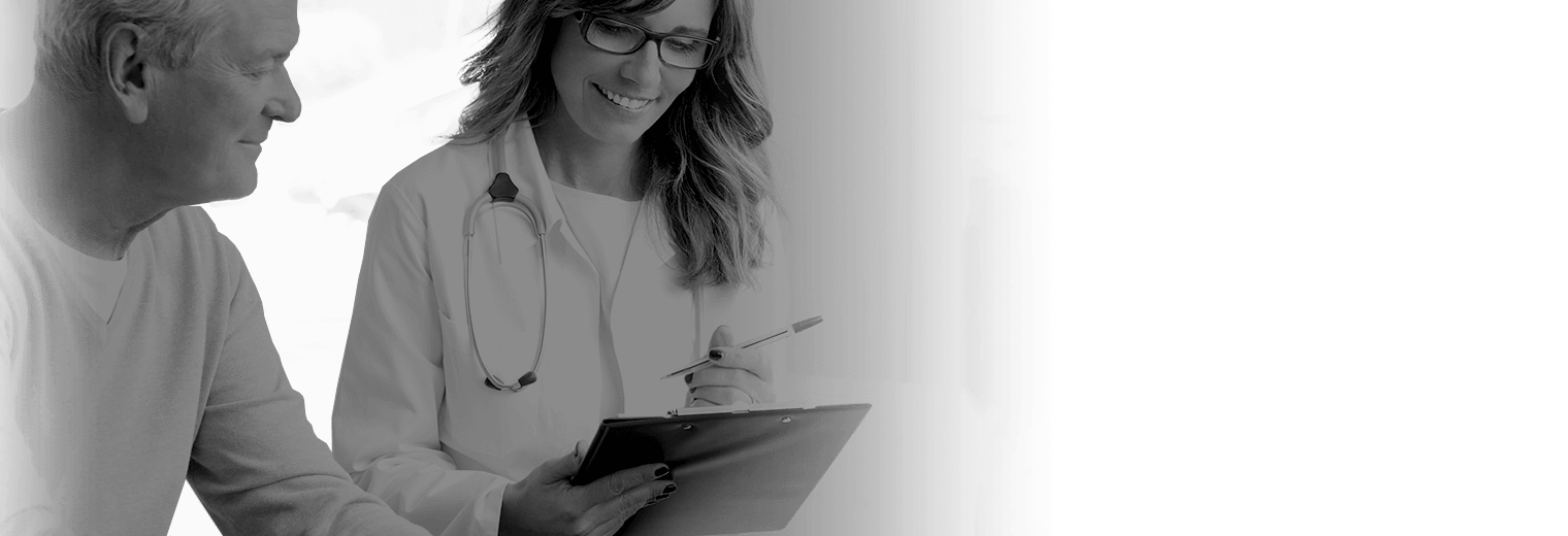 微笑的医生正在咨询